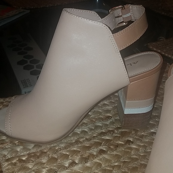 Leather beige sandals - Picture 3 of 4